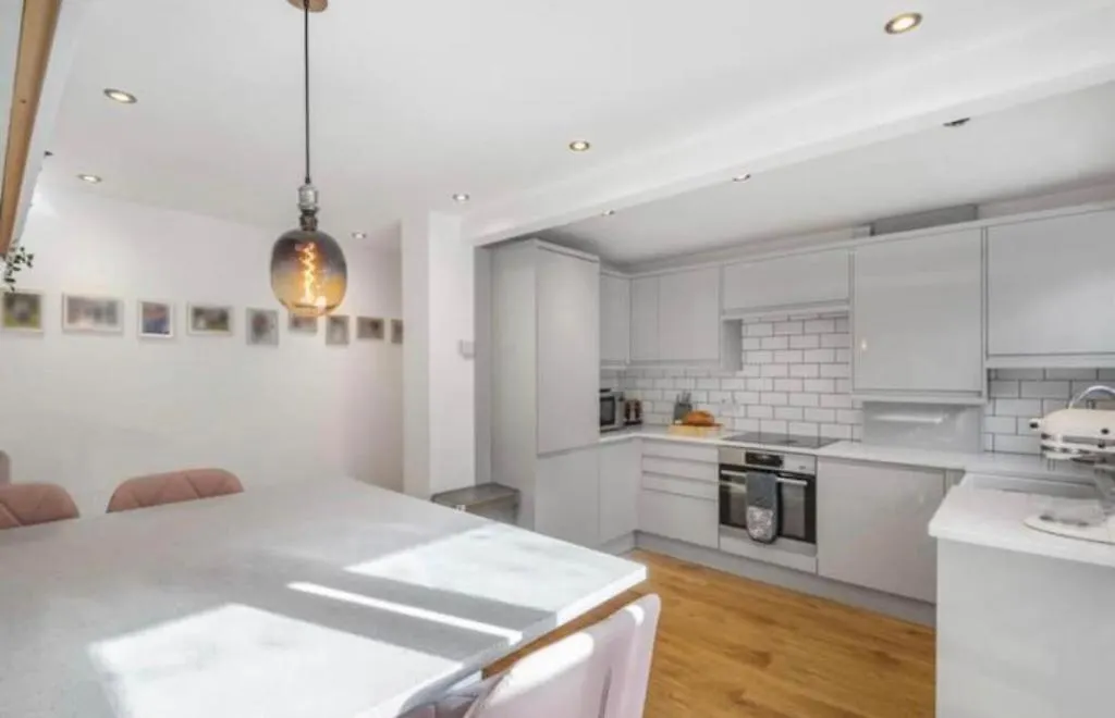 Modern 3 Bed - Sleeps 6 With Hot Tub Villa Bath Holiday home