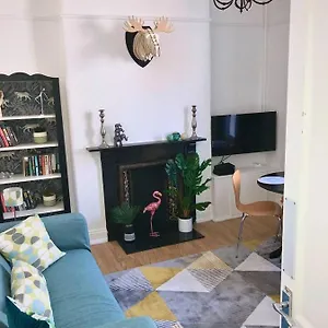 https://4-double-beds-city-house-virgin-tv-wifi-free-parking.cardiffhotelswales.com